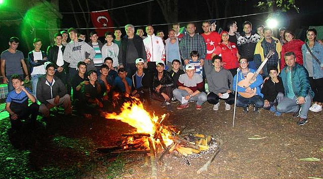 Gençlik ilk kamp ateşini yaktı