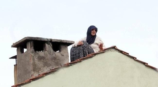 Çatıya çıkıp evinin yıkımına engel oldu
