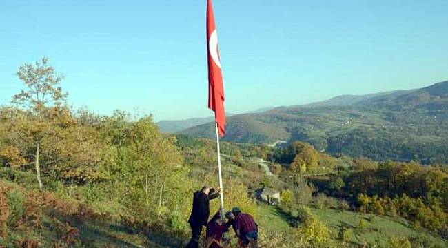 Köyünün en tepesinde Türk bayrağı dikti