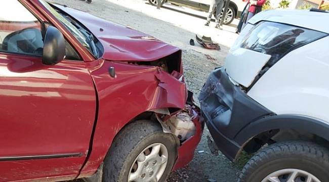 Otomobil, kaldırımdaki yayalara çarptı: 2 yaralı