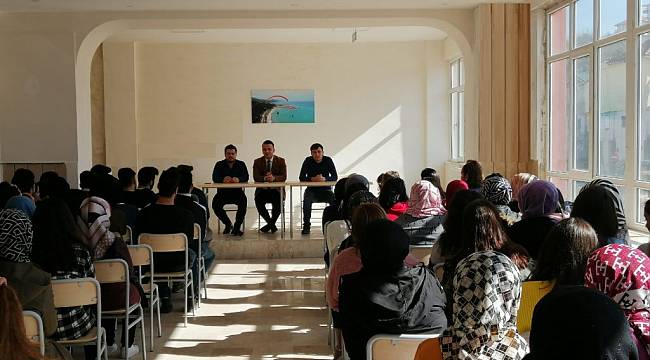 Kaymakam Konak, Türkeli MYO öğrencileriyle buluştu
