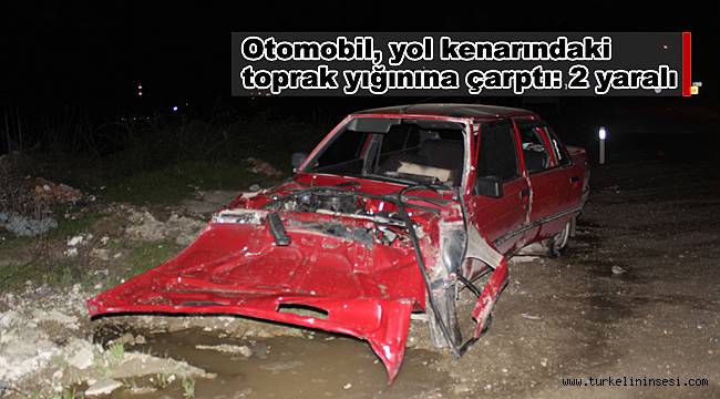 Otomobil, yol kenarındaki toprak yığınına çarptı: 2 yaralı
