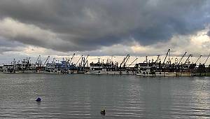 Türkeli'de etkili olan fırtınada gemiler limana sığındı