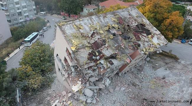 Sinop'ta yıkım esnasında bina yan yattı, facianın eşiğinden dönüldü
