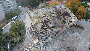 Sinop'ta yıkım esnasında bina yan yattı, facianın eşiğinden dönüldü