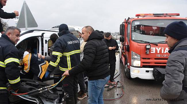 Sinop'ta kamyonetle otomobil çarpıştı: 1'i ağır 3 yaralı