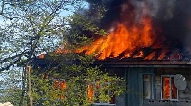 Ayancık'ta iki katlı ahşap ev küle döndü