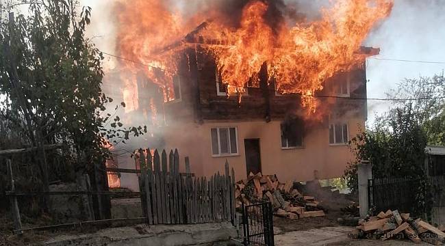 Türkeli'de bir ev tamamen yandı
