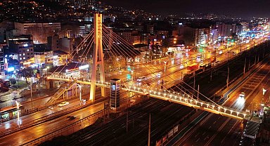 Kocaeli'de üst geçitler turuncuya büründü