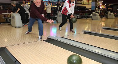 Ankara'da huzurevi sakinleri bowling ile eğlendi