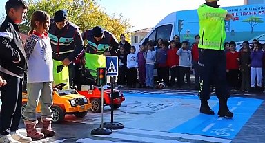 Antalya Jandarması geleceğin 'Trafik Dedektifleri'ni bilinçlendiriyor