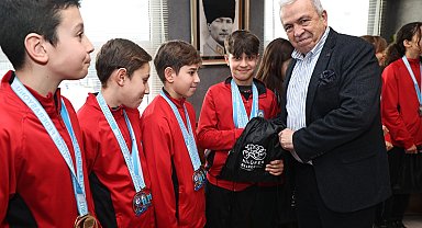 Bursa'da Başkan Özdemir başarılı sporcuları ağırladı