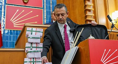 Deste deste banknotlarla 'Özel' gönderme! Özgür Özel: Parayı pul ettiler!