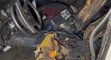 Düzce'de park halindeki otomobilde yangın çıktı