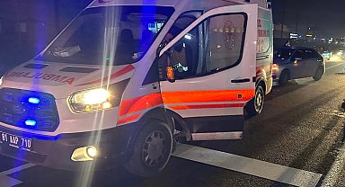 Düzce'de zincirleme kaza! Işıkta bekleyen iki araca çarpıp kaçtı!