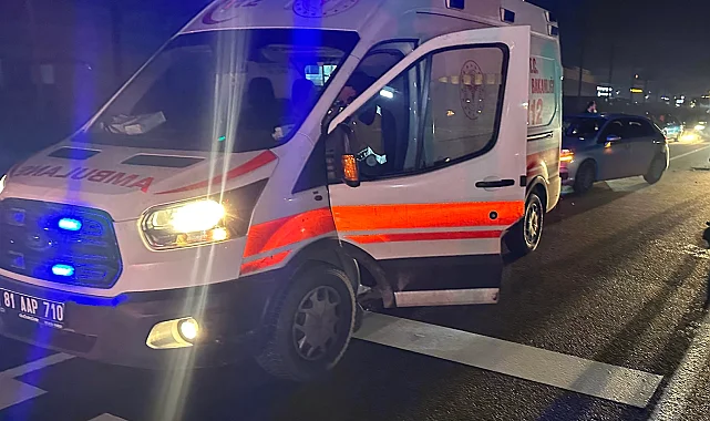Düzce'de zincirleme kaza! Işıkta bekleyen iki araca çarpıp kaçtı!
