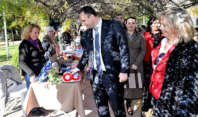 İzmir Bornova'da yılbaşı ruhu el emeği ürünlerle canlanıyor