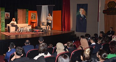 'Kalbin Tek Arkadaşı' tiyatro oyunu sahnelendi