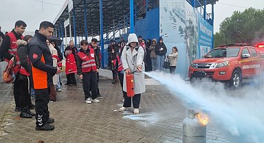 Manisa İtfaiyesi'nden Kızılay gönüllülerine temel yangın eğitimi