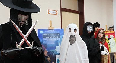 Sakarya'da lise öğrencileri 40 roman kahramanına hayat verdi