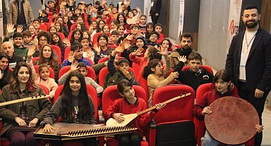 Türküler eşliğinde müzik aletlerini tanıtıyor