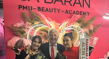 Usta sunucu Sa Baran'a teşekkür plaketi