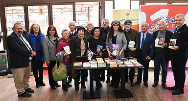 Bursa Osmangazi'de Şiir Kütüphanesi'nin rafları bağışlarla zenginleşiyor
