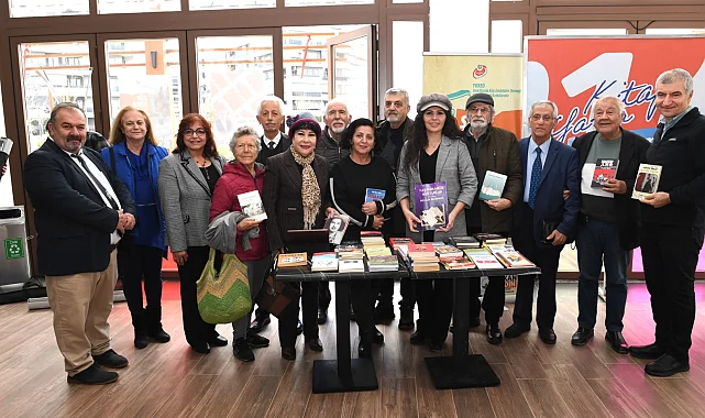 Bursa Osmangazi'de Şiir Kütüphanesi'nin rafları bağışlarla zenginleşiyor