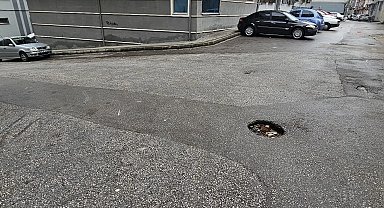 Bursa Yıldırım'da yol ortasındaki çukurda araçlar hasar görüyor