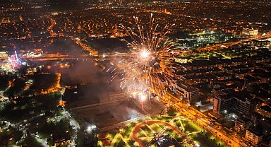 Bursa'da coşku Yeni Yıl Meydanı'na taştı