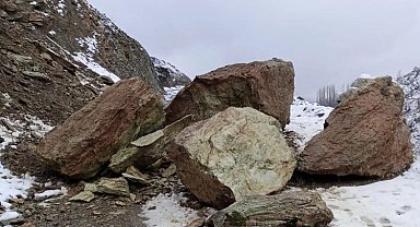 Diyarbakır Kulp'ta yamaçlardan yollara düşen kayalar temizlendi