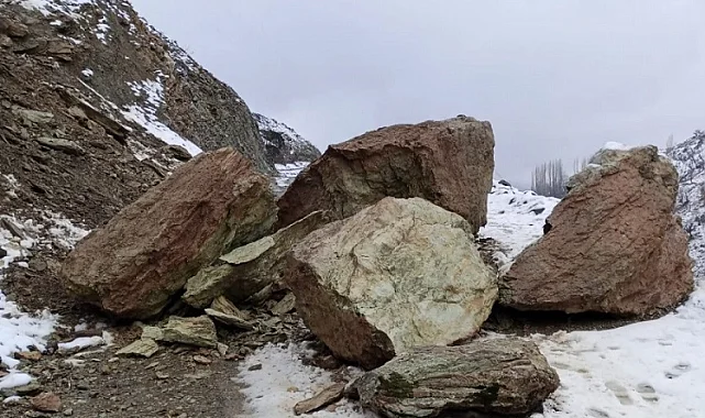 Diyarbakır Kulp'ta yamaçlardan yollara düşen kayalar temizlendi