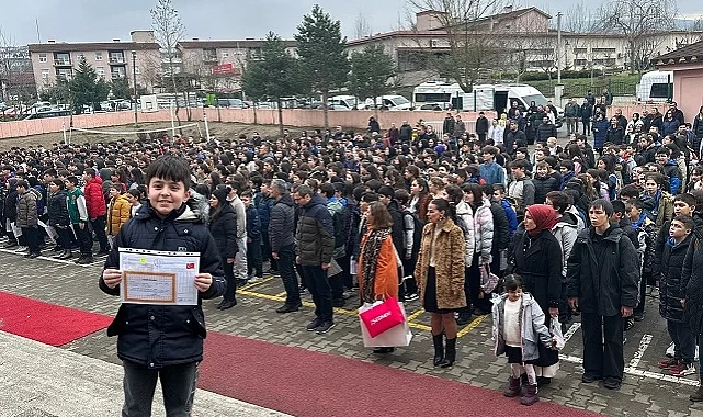 Düzce'de öğrenciler karnelerine kavuştu
