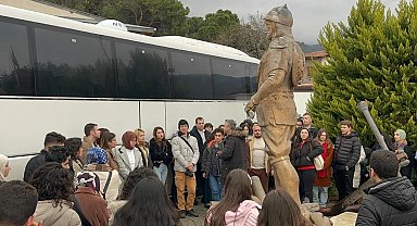 Gençler İzmir'i keşfediyor