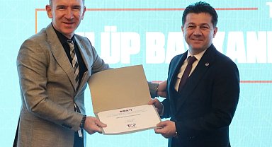 İzmit Belediyespor Kulübüne teşekkür plaketi