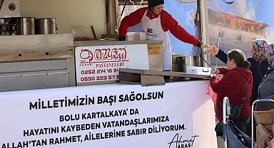 Muğla'da yangında hayatını kaybedenler için lokma dağıttı