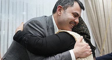 Bakan Kurum Nelbi Teyze'yi bu kez evinde ziyaret etti