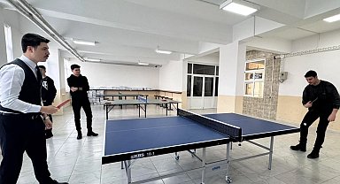 Bilecik Kaymakamı liseli öğrencilerle masa tenisi maçı yaptı