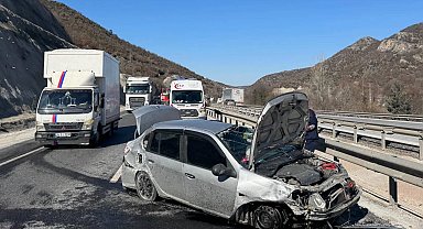 Bilecik Pazaryeri'nde trafik kazası: 3 yaralı