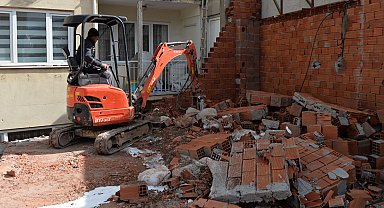 Bursa Osmangazi'de inşaat aşamasındaki kaçak katlar yıkıldı