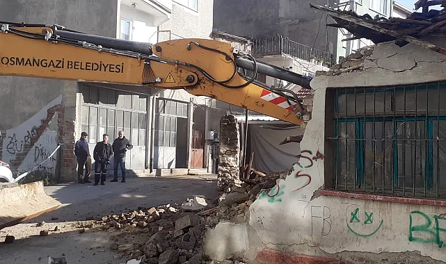 Bursa Osmangazi'de metruk bina temizliği