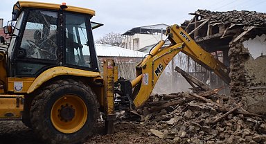 Bursa Yenişehir'de metruk binalar yıkılıyor