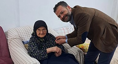 Bursa'da 94 yaşındaki Halime Teyze CHP'ye katıldı
