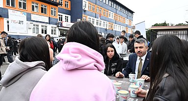 Bursa'da Başkan Yılmaz hafta mesaisine öğrencilerle başladı
