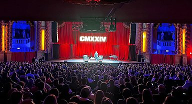 Cem Yılmaz, Chicago'da sahne aldı