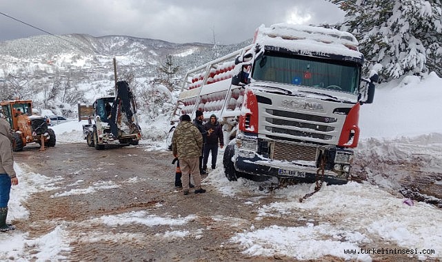 Doğalgaz tüplerini taşıyan tır şarampole yan yattı, yol ulaşıma kapandı