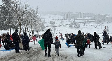 Düzce'de devam eden kar yağışı eğlenceye döndü