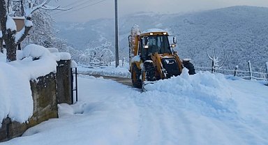 Düzce'de kapalı köy yollarında yol açma çalışmaları devam ediyor