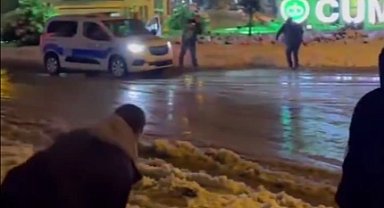Düzce'de polisler çocuklarla kartopu oynadı!