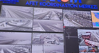 İstanbul'da ekipler eş güdümlü çalışıyor... Yollarda kar küremeye devam